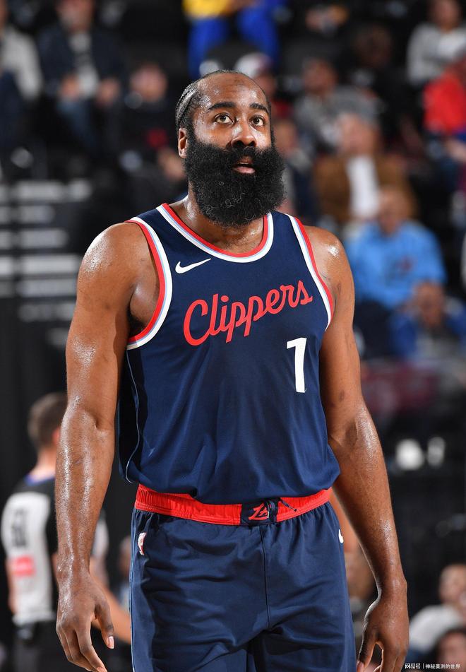 哈利伯顿与雄鹿比赛中压哨三分点手腕