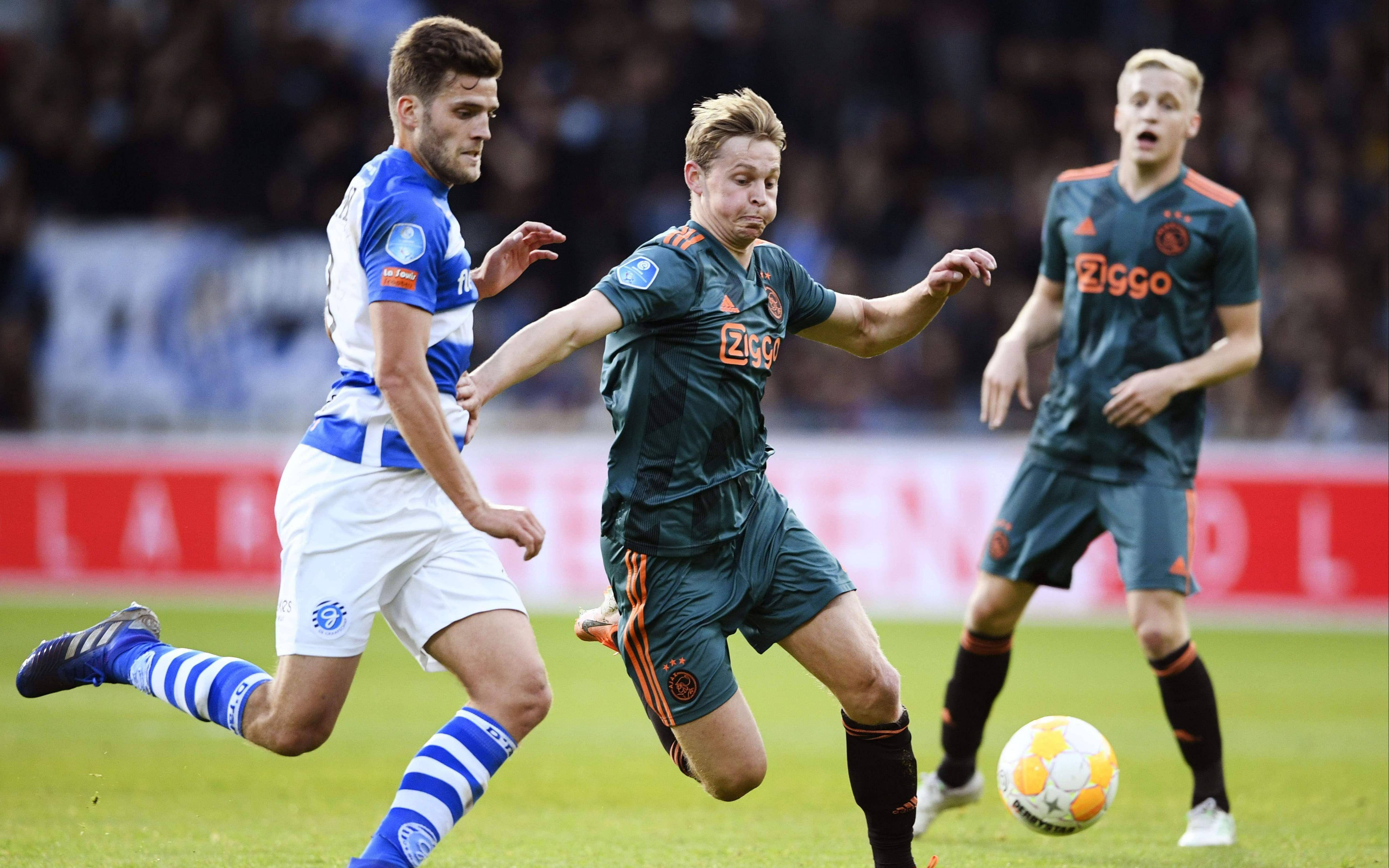 荷兰队在足球赛中展现出强大实力英语